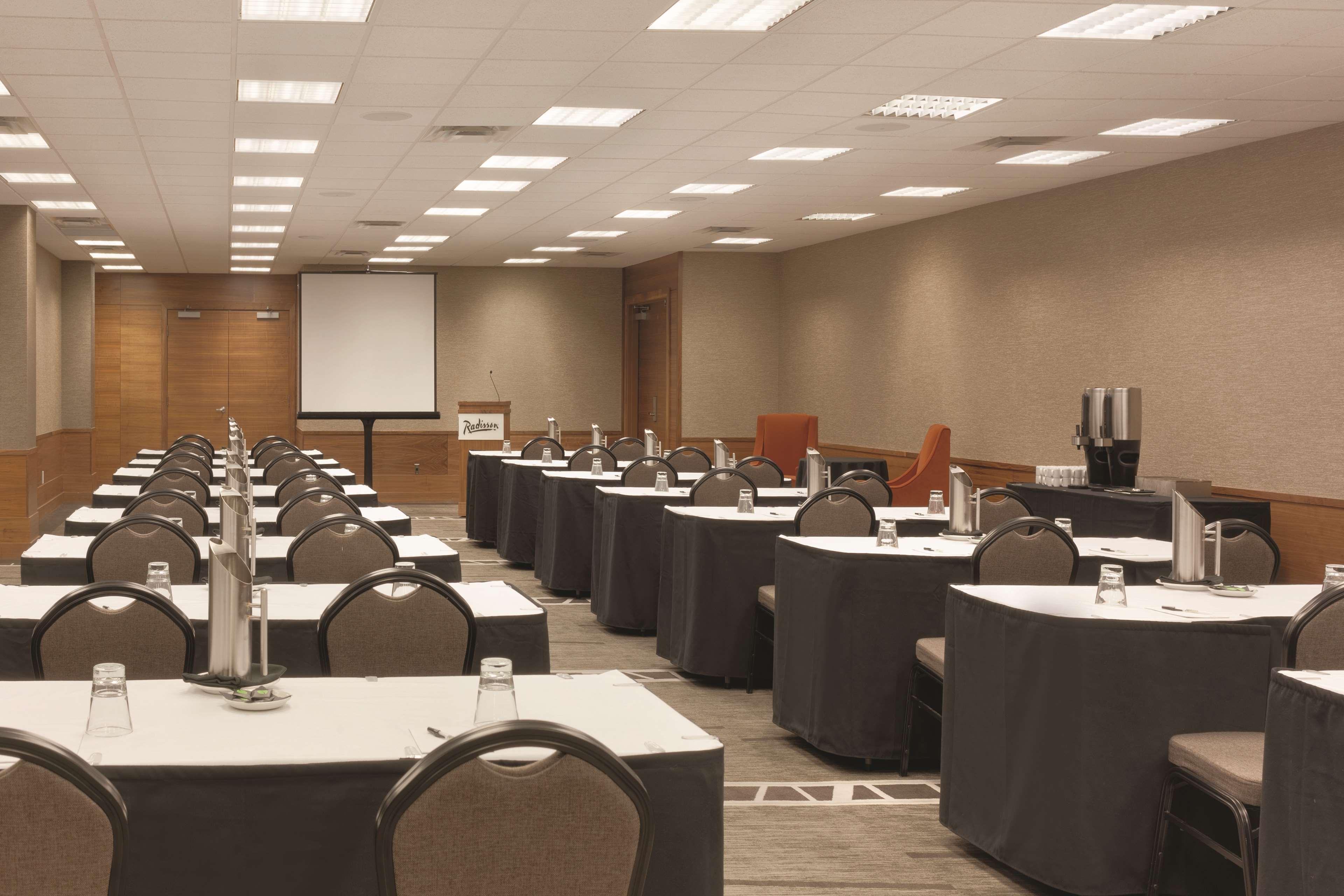 Radisson Hotel & Conference Centre Calgary Airport Esterno foto