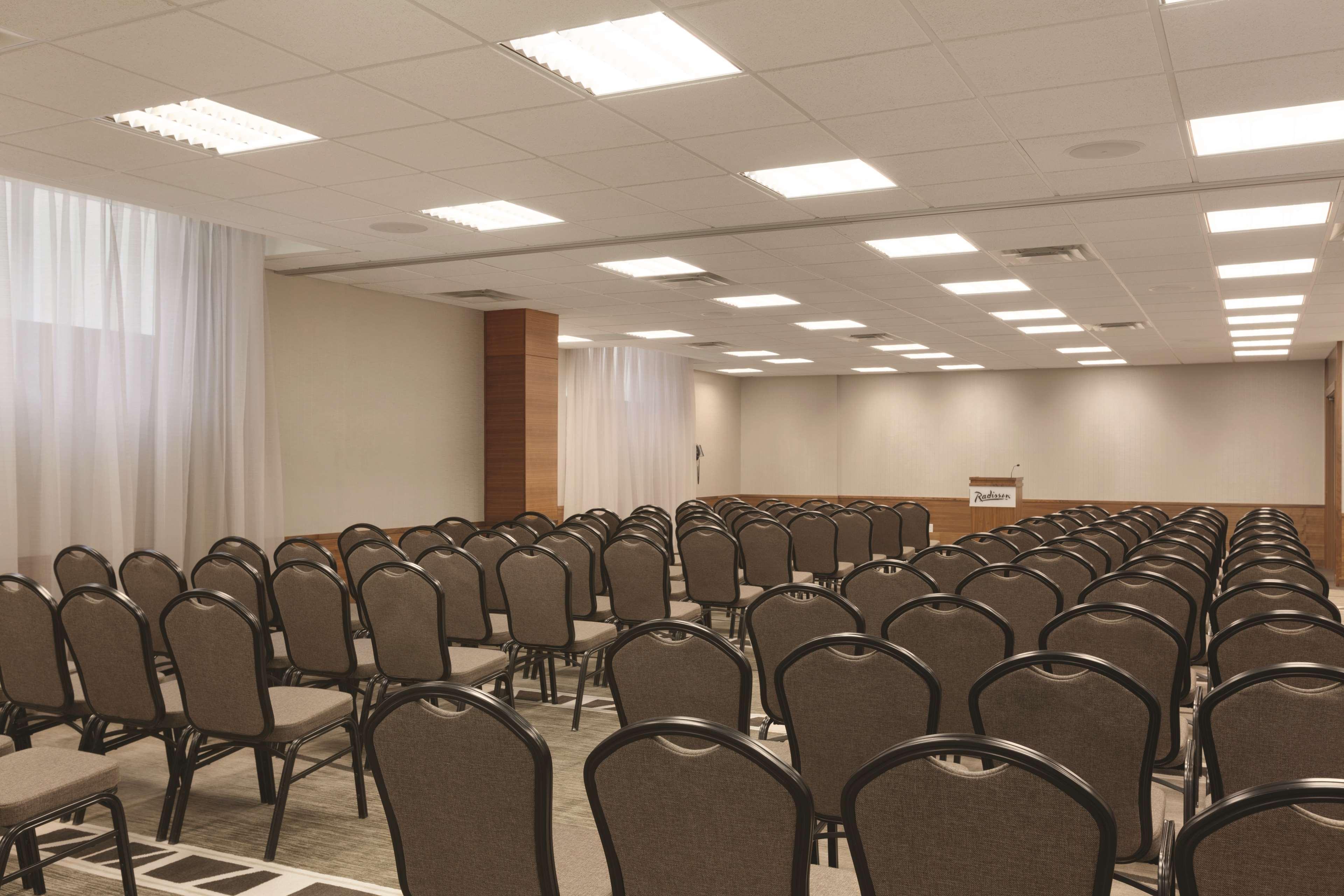 Radisson Hotel & Conference Centre Calgary Airport Esterno foto