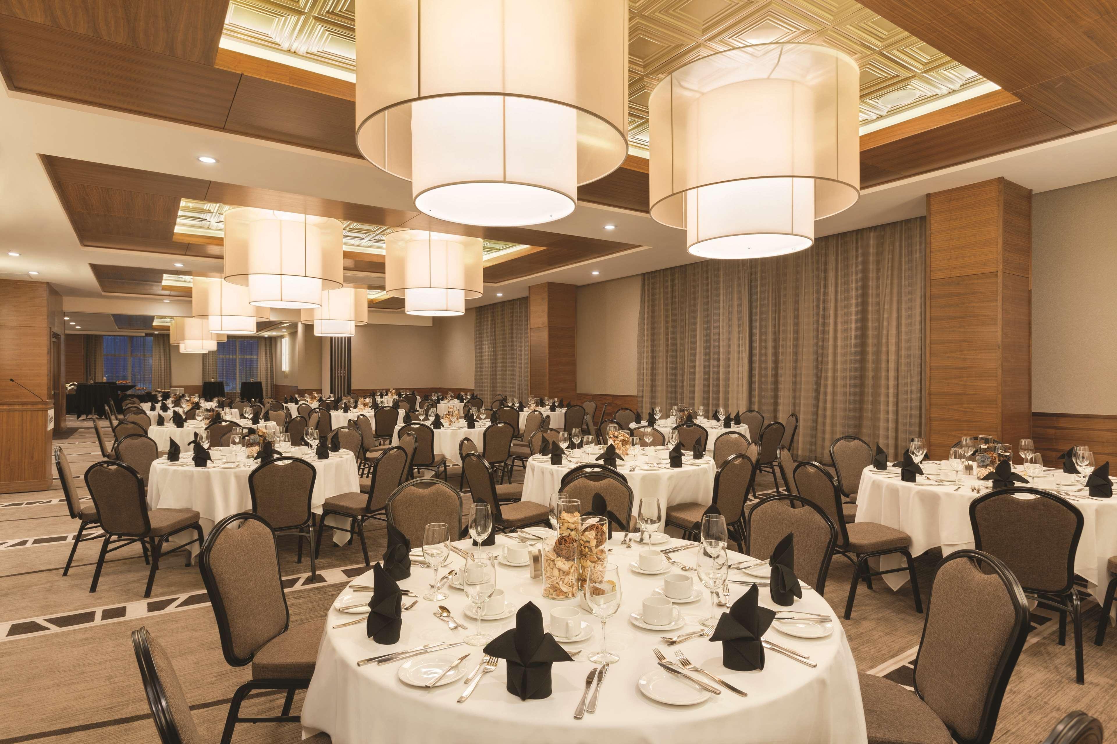 Radisson Hotel & Conference Centre Calgary Airport Esterno foto